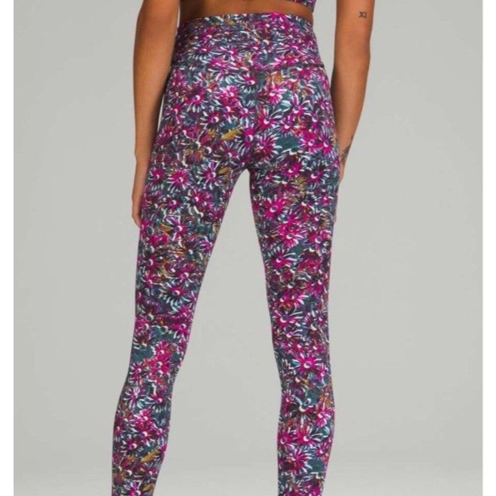 Lululemon Size 8 Base Pace HR Tight 25" Leggings Geometric Print